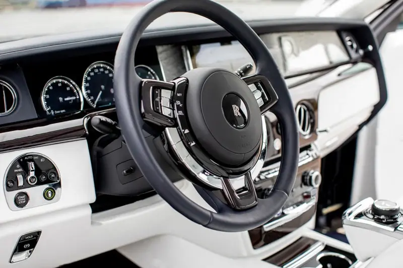 imgi_3_Rolls-Royce-Phantom-VIII-8-dashboard