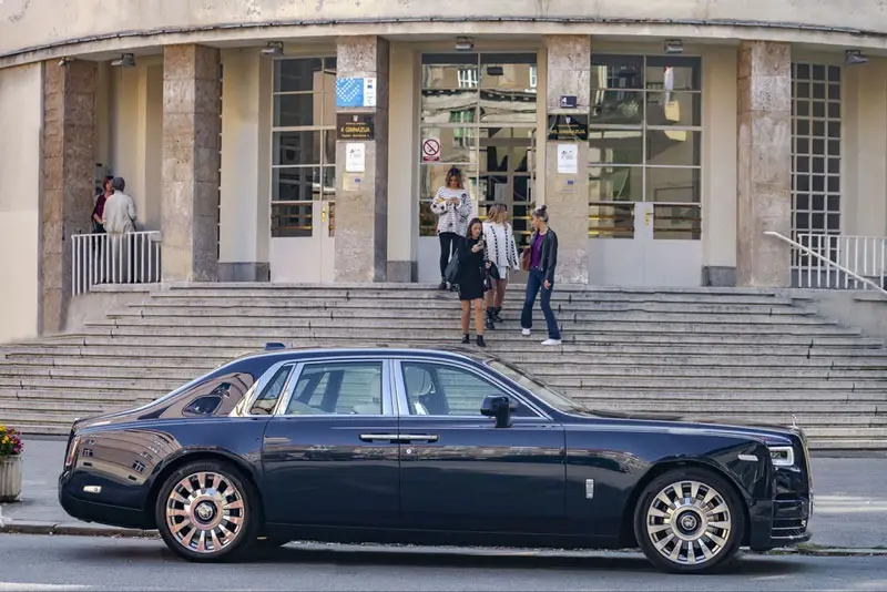 imgi_4_Rolls-Royce-Phantom-VIII-8-chauffeur-in-london-side-look