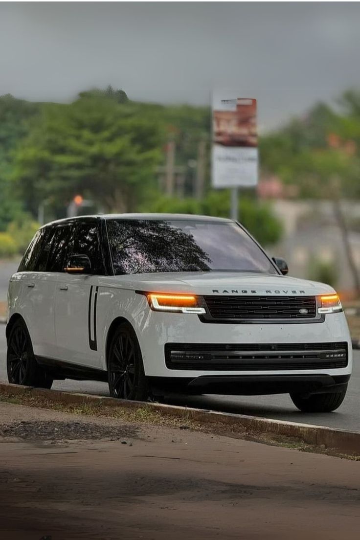 The 2025 Range Rover takes elegance and…
